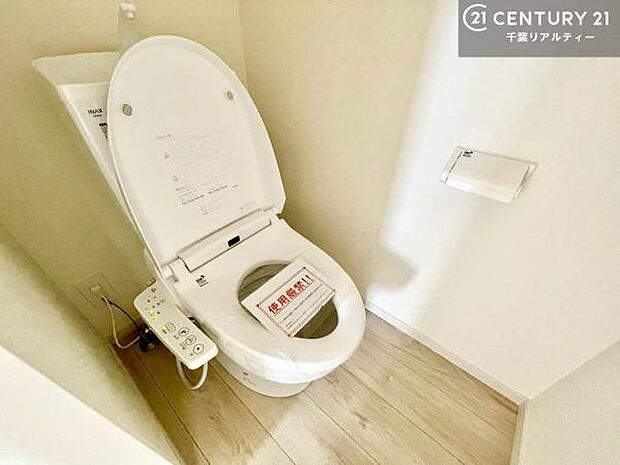 温水洗浄便座につき、冬場は便座が暖かくできるので冷たい便座に座らずに済む嬉しい仕様です！シンプルなカラーを基調としているので、お手入れがしやすいです。