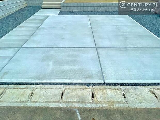 カースペースは並列で3台駐車可能(車種による)。お車以外に自転車を置いたりすることもできます！