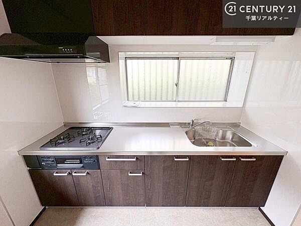 作業がしやすいシステムキッチンです！収納が付いているので、調理スペースに物を置かなくて済みます！広々使えて、快適に作業ができます！