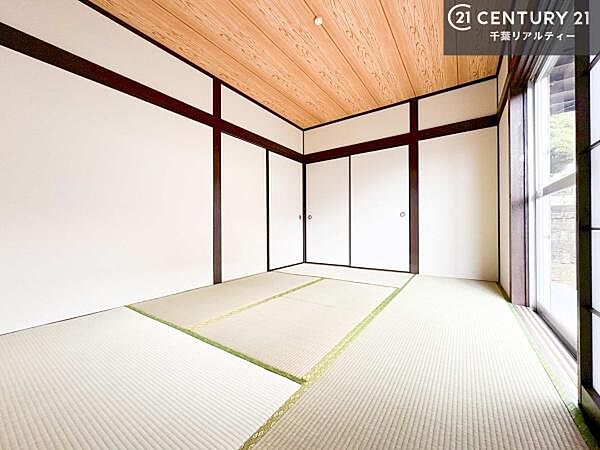 明るく温もりがあり、換気もしっかりできます！朝起きて、背伸びをしつつ深呼吸をし良い朝を迎え入れることが出来そうですね！
