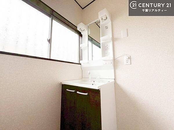 小窓付きの明るい洗面室です！湿気もすぐに入れ替えができて清潔に保つことができます！自然光が差し込むのでお化粧の仕上がりも良くなりますね！