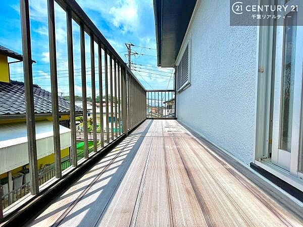 広々としたバルコニーで一日の始まりをスタート！お洗濯ものをたっぷり気持ちよく干せます！