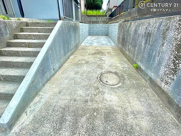 カースペース付きなのでマイカーをお持ちの方も安心ですね！ぜひ現地にてお確かめくださいませ！