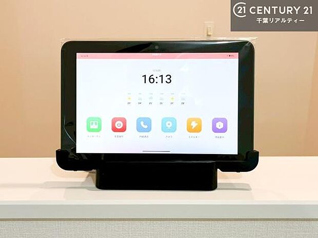 インターホンや防犯カメラ、家電操作、内線通話、エネルギー管理まで対応。毎日の暮らしをもっと安心・快適・便利に変えるスマートホームサービスです。家族みんながつながり、毎日快適に過ごせます（同仕様）