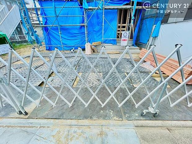 駐車スペースは並列4台分あります!(オプション)セカンドカーはもちろん、バイクや自転車なども置き場所に困りません。