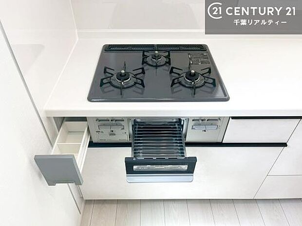 コンロは三口あるのでお料理の同時進行ができます。もちろんグリル付きです。調理スペースも広々している為作業がしやすい!使い勝手が良いシステムキッチンです!