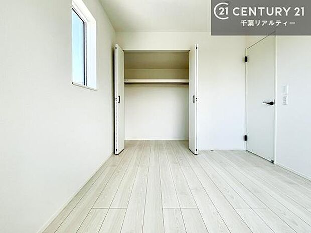 収納が充実しているからこそ、お部屋はいつも広々。掃除や片付けもラクになり、居心地の良い暮らしが続きます。