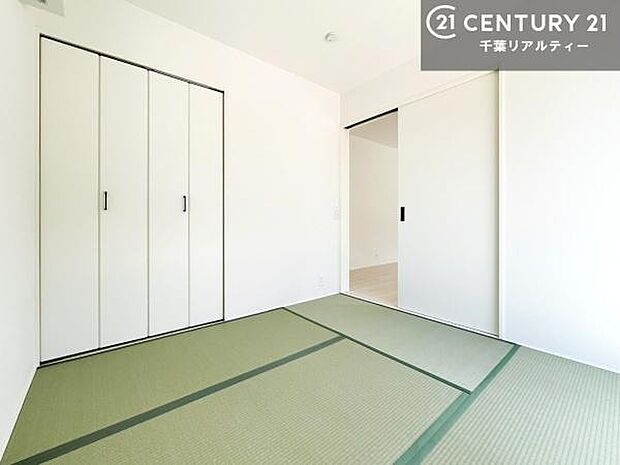 リビングと隣接している和室です!客間としてはもちろん、家事の休憩スペースとして使用するのもいいですね!