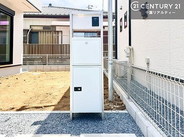 ポスト一体型宅配ボックス!玄関周りをすっきり見せつつ、再配達のストレスなく荷物を確実に受け取れる点が最大の特徴です。防犯性が高く、大型メール便にも対応可能!