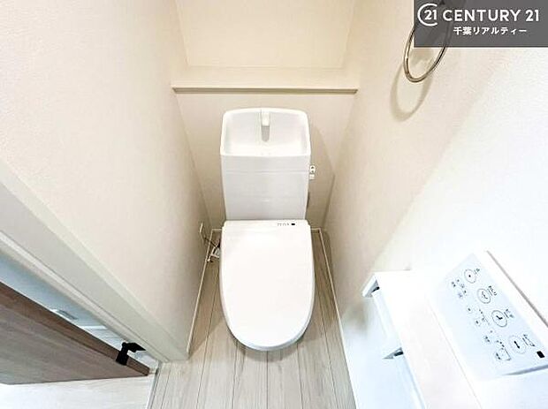 1・2階にトイレがございます!朝の忙しい時間帯も待たずにすみそうですね。白を基調とした清潔感のあるトイレでお手入れがしやすいです!