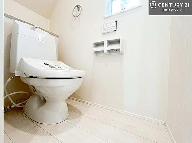 1・2階にトイレがございます!朝の忙しい時間帯も待たずにすみそうですね。白を基調とした清潔感のあるトイレでお手入れがしやすいです!