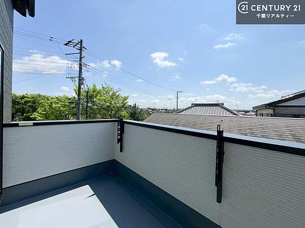 晴れた日には青い空を見渡せる開放的な時間を楽しめます。気持ちの良い風が通り抜ける街並みです!