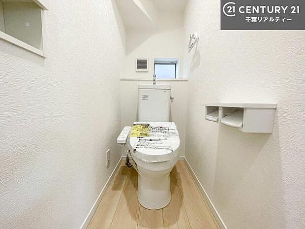 1・2階にトイレがございます!朝の忙しい時間帯も待たずにすみそうですね。白を基調とした清潔感のあるトイレでお手入れがしやすいです!