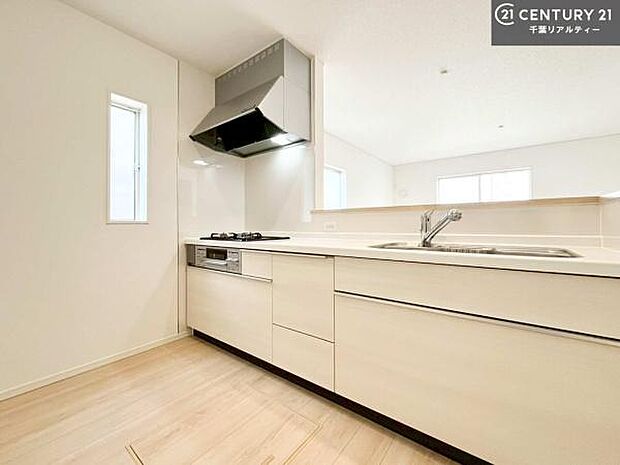 大人気の対面式システムキッチンを採用しています!ご家族のコミュニケーションが自然と増える設計です。お子様にも目が届くので嬉しいですね。収納力もあります!