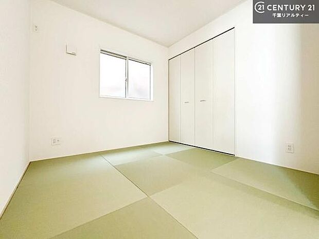 まだ畳は敷かれておりませんが、リビングと隣接している和室です!客間としてはもちろん、家事の休憩スペースとして使用するのもいいですね!