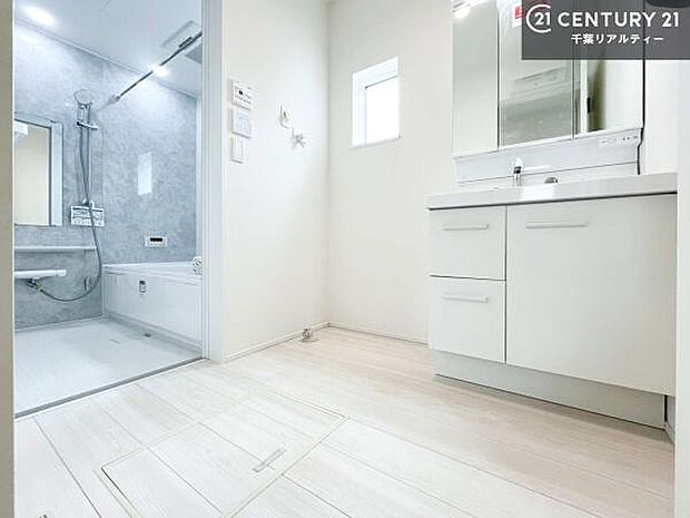 【他号棟】小窓付きの明るい洗面室です！湿気もすぐに入れ替えができて清潔に保つことができます！自然光が差し込むのでお化粧の仕上がりも良くなりますね！
