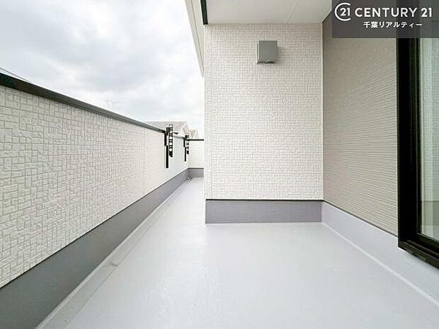 【他号棟】広々としたバルコニーで一日の始まりをスタート！お洗濯ものをたっぷり気持ちよく干せます！