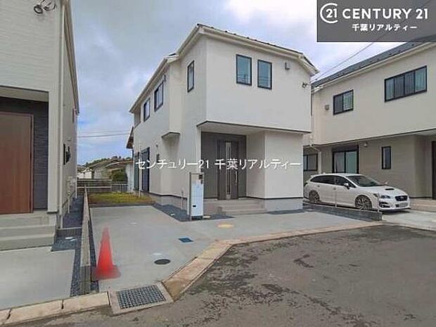 駐車スペースは3台分あります！セカンドカーはもちろん、バイクや自転車なども置き場所に困りません。
