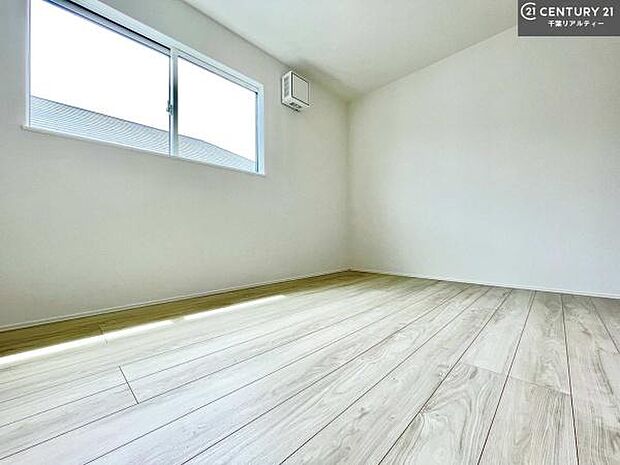掃き出し窓がないお部屋は、お子様のお部屋としても安心です！収納スペースも充実しているので散らかったお部屋をサッと片付けられます！