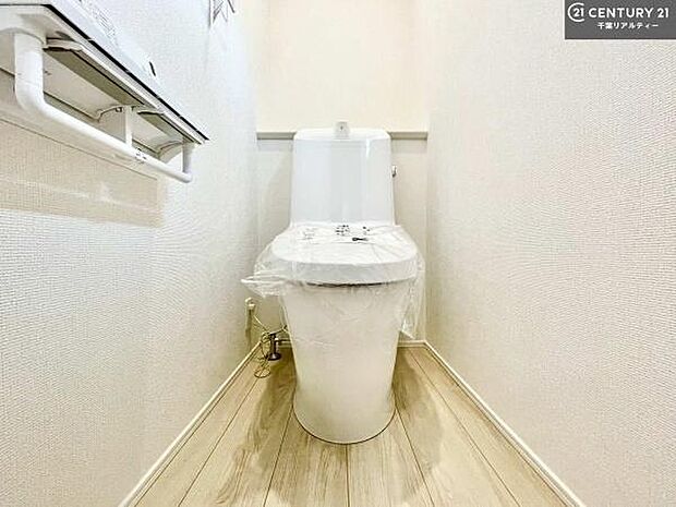1・2階にトイレがございます！朝の忙しい時間帯も待たずにすみそうですね。白を基調とした清潔感のあるトイレでお手入れがしやすいです！