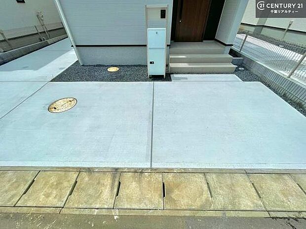 駐車スペースは3台分あります！セカンドカーはもちろん、バイクや自転車なども置き場所に困りません。