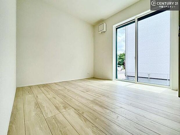 明るい室内は風通しも良く、大変居心地の良い空間となっております。リラックスして過ごせる心地の良いお部屋です！