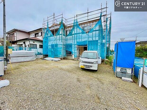 駐車スペースは4台分あります!セカンドカーはもちろん、バイクや自転車なども置き場所に困りません。