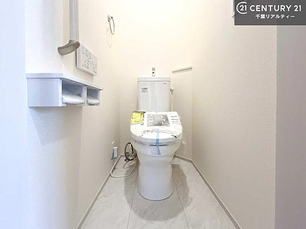 清潔感のある色味のお手洗いです！さわやかでスッキリする空間です！白を基調としているので、お手入れがしやすいトイレです！（施工例）