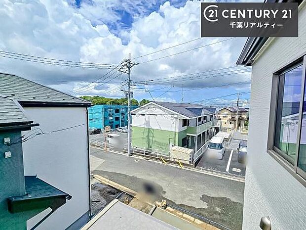 晴れた日には青い空を見渡せる開放的な時間を楽しめます。気持ちの良い風が通り抜ける街並みです！