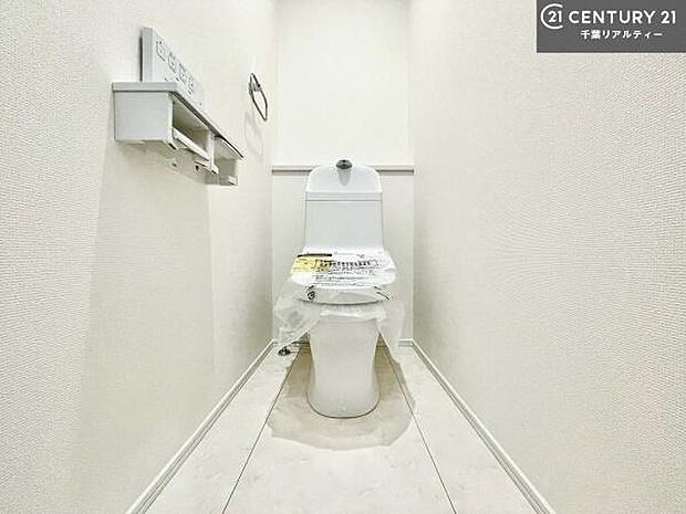 1・2階にトイレがございます！朝の忙しい時間帯も待たずにすみそうですね。白を基調とした清潔感のあるトイレでお手入れがしやすいです！