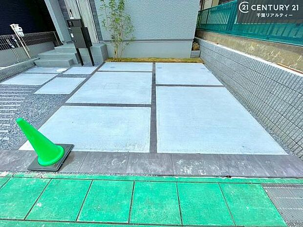 カースペース付きなのでマイカーをお持ちの方も安心ですね！ぜひ現地にてお確かめくださいませ！