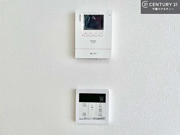 TVモニター付きインターホンでお子様のお留守番中なども安心ですね。ボタンひとつでお風呂の準備がととのう！オートバスつき。