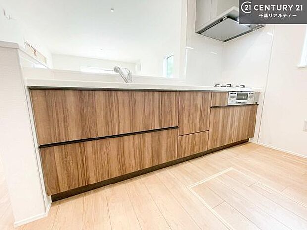 大人気の対面式システムキッチンを採用しています!ご家族のコミュニケーションが自然と増える設計です。お子様にも目が届くので嬉しいですね!広々使えて快適で作業が進みます。