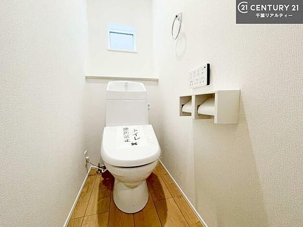 1・2階にトイレがございます!朝の忙しい時間帯も待たずにすみそうですね。白を基調とした清潔感のあるトイレでお手入れがしやすいです!