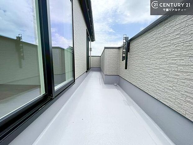 ルーフバルコニー!屋根が付いているので、急に雨が降っても濡れにくく安心!強い日差しもカットしてくれるので、お天気の良い日は、お外へ出て深呼吸するのもよさそうです!