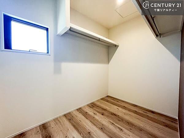 たっぷり収納住空間。リビングには収納スペースがございます！住空間をすっきり使うためには必須ポイントの収納スペースですよね。是非現地でご確認ください。