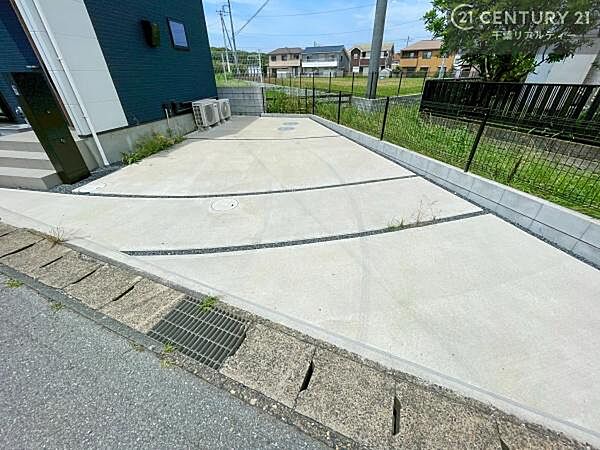 ゆったりとした駐車スペースなのでお車の運転が苦手な方も安心して車庫入れができます。自転車を置くスペースもしっかりあるので安心ですね！