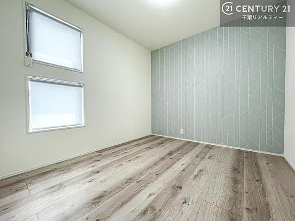 明るい室内は、風通しも良く、明るく大変居心地の良い空間となっております。リラックスして過ごせる心地の良いお部屋です！朝の目覚めがスッキリしますね！