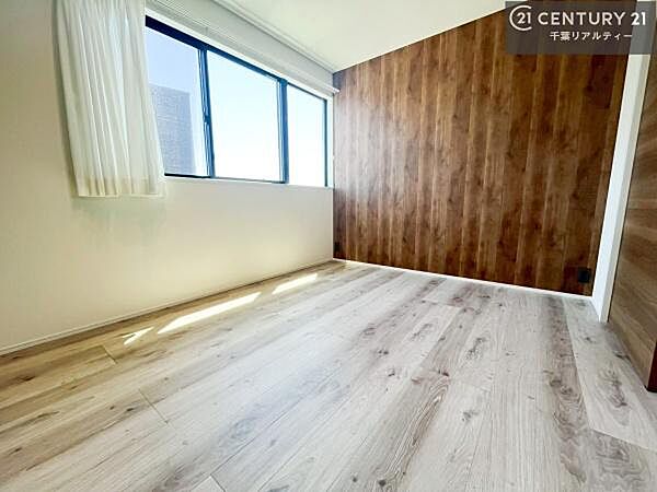 明るく風通しの良い居室です。「シンプル」にデザインされた室内。自由度が高いので家具やレイアウトでお好みの空間を創り上げられます。