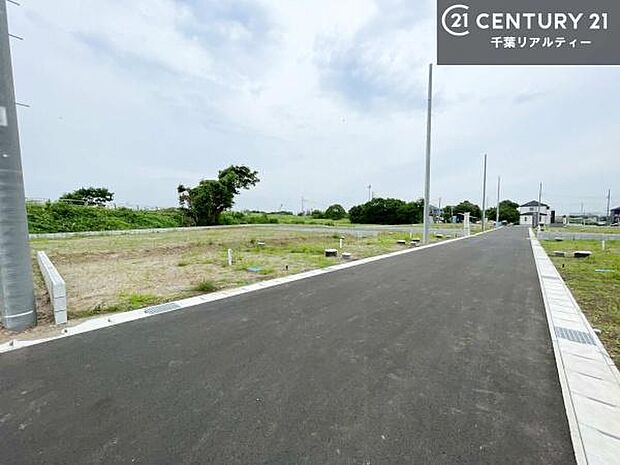 落ち着いた街並みが広がる閑静な住宅街に位置し、穏やかで心安らぐ暮らしを叶える住環境です。