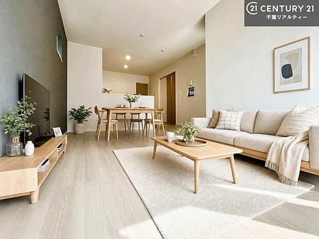 家具はCGパースです。心地良いリビングは家族が自然と集まります。家族団欒の時間が増えそうです。ご家族と、より一層充実した時間を過ごせそうですね。