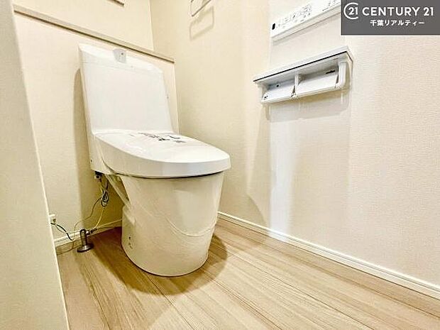 1・2階にトイレがございます！朝の忙しい時間帯も待たずにすみそうですね。白を基調とした清潔感のあるトイレでお手入れがしやすいです！