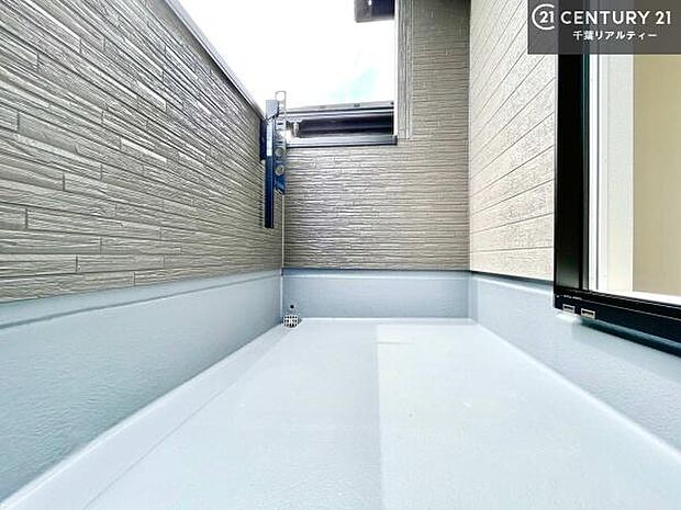 ルーフバルコニー！屋根が付いているので、急に雨が降っても濡れにくく安心！強い日差しもカットしてくれるので、お天気の良い日は、お外へ出て深呼吸するのもよさそうです！