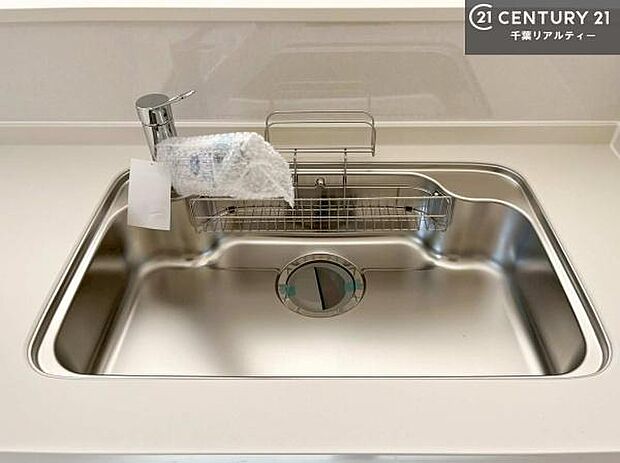 ワイドなシンクですね！水が跳ねにくく洗物がしやすい家事が楽々仕様のシステムキッチンです！デザイン性と機能性を兼ねたキッチンで清潔感がありますね！【同仕様】
