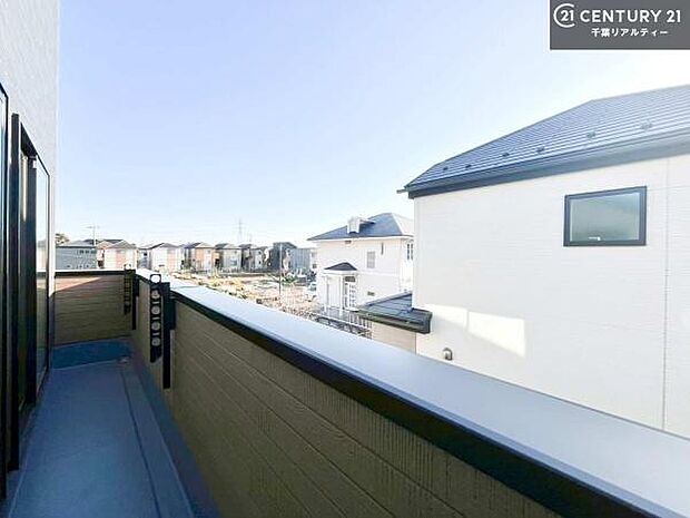 【同仕様写真】広々としているバルコニーです！お洗濯物を干すのはもちろん風に当たりながらくつろぎタイムが送れます！