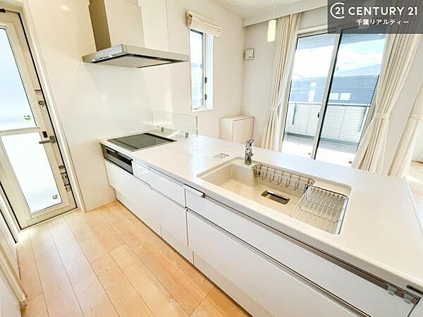 大人気の対面式システムキッチンを採用しています！ご家族のコミュニケーションが自然と増える設計です。お子様にも目が届くので嬉しいですね。収納力もあります！