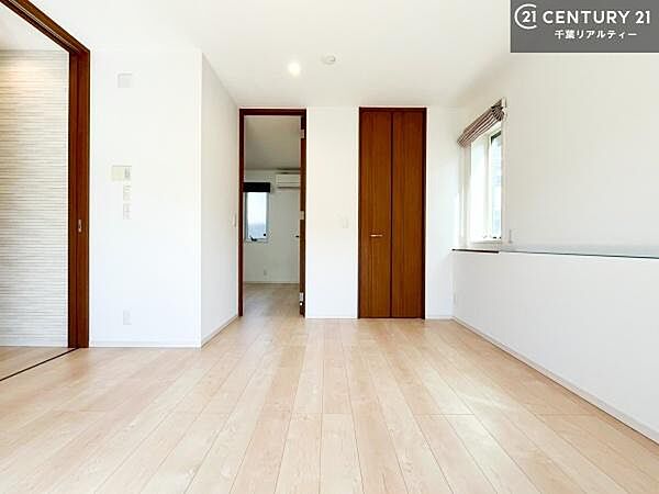 優しい光が差し込む洋室は、朝の目覚めも気持ちが良さそうですね。おうち時間もゆったりと過ごすことができます。優しい色合いのフローリングがどんな家具にもマッチします！
