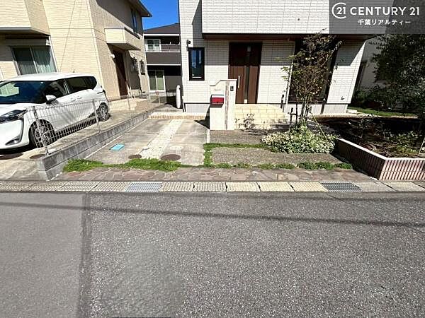 駐車スペースは2台分あります(車種による)！セカンドカーはもちろん、バイクや自転車なども置き場所に困りません。駐車場増設可能です！