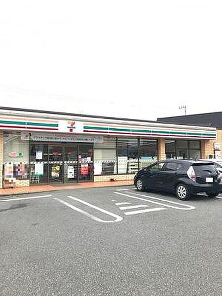 セブンイレブン木更津金田東店まで741m