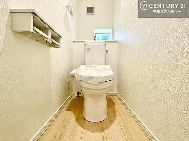 温水洗浄便座につき、冬場は便座が暖かくできるので冷たい便座に座らずに済む嬉しい仕様です!シンプルなカラーを基調としているので、お手入れがしやすいです。
